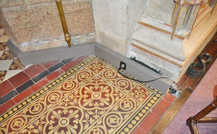Nouveau chauffage pour la Basilique Notre Dame de la Guerche de Bretagne (35) 14 Moulure chêneNotre-dame-de-La-Guerche massif goulotte technique