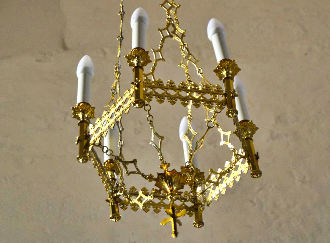Eclairage des églises. Méthodes et considérations 25 Lustre éclairage L'Eglise Saint Laurent De Sainte Soulle