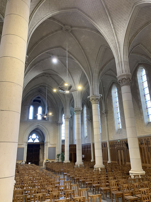 Chauffage lustre rayonnant gaz equipe de spot Led eglise de Saint Sebastien sur Loire