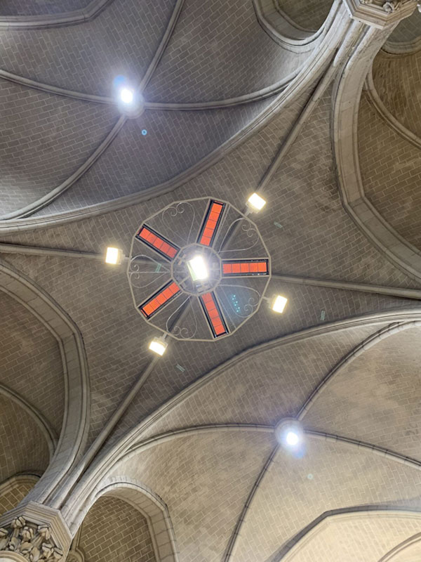 Deuxième phase de travaux au Château de la Touche à la Limouziniere 1 chauffage lustre rayonnant gaz equipe de spot Led