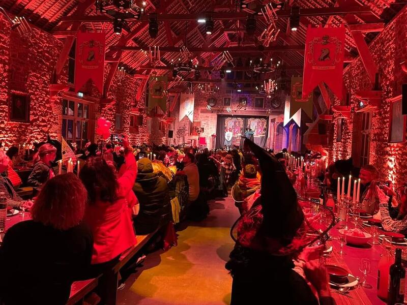 Chauffage et éclairage du réfectoire du Rocher du Portail 15 bonne ambiance dans la grande salle des banquets du Rocher du Portail