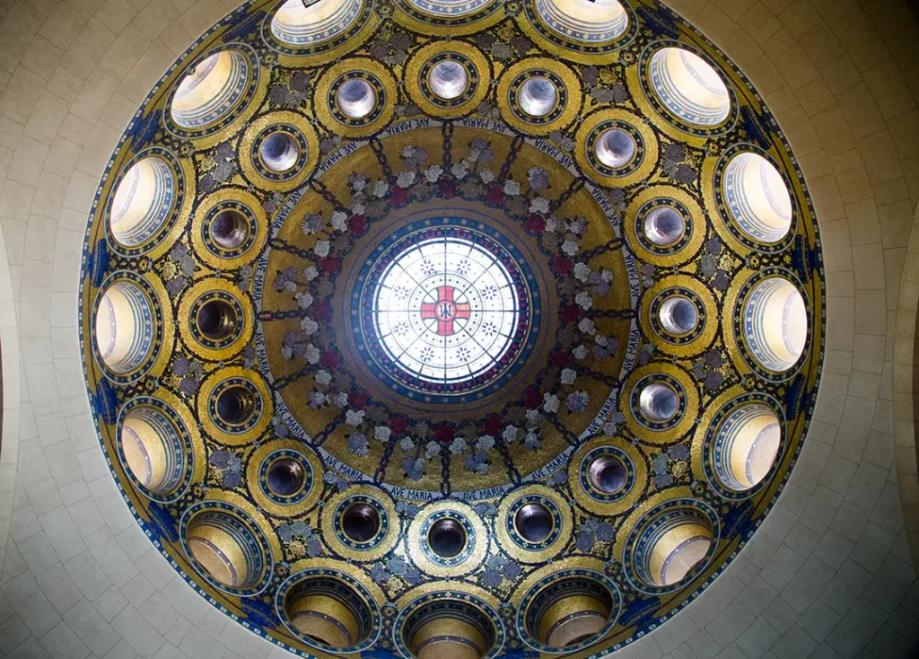 Lourdes - La  coupole de la basilique est une version ancienne de la sonorisation. Photo Didier Laget